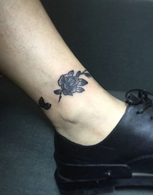 点击大图看下一张：小腿个性低调的花朵纹身图片(1/2)