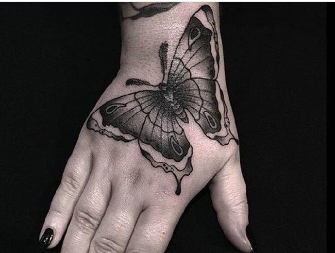 点击大图看下一张：手背精美漂亮的黑蝴蝶纹身图片(1/1)