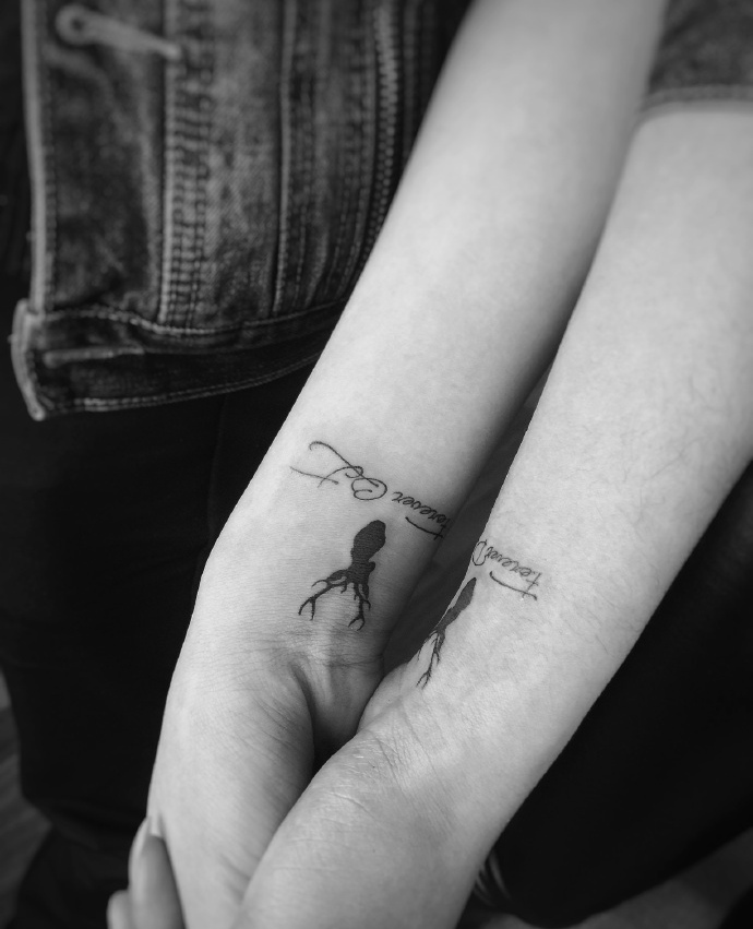 点击大图看下一张：麋鹿般的爱情手腕情侣纹身图片(1/2)