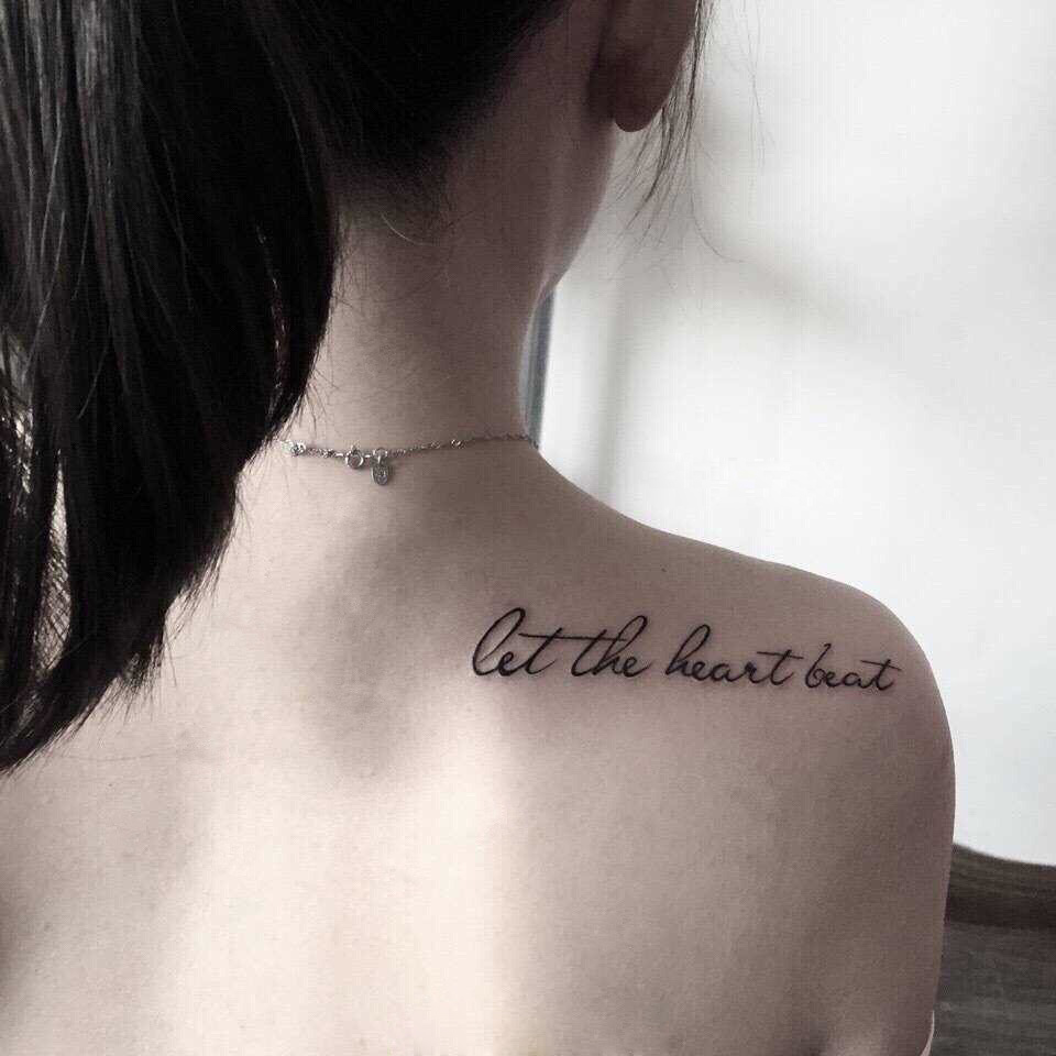 点击大图看下一张：性感香肩上别具意义的英文刺青(1/1)