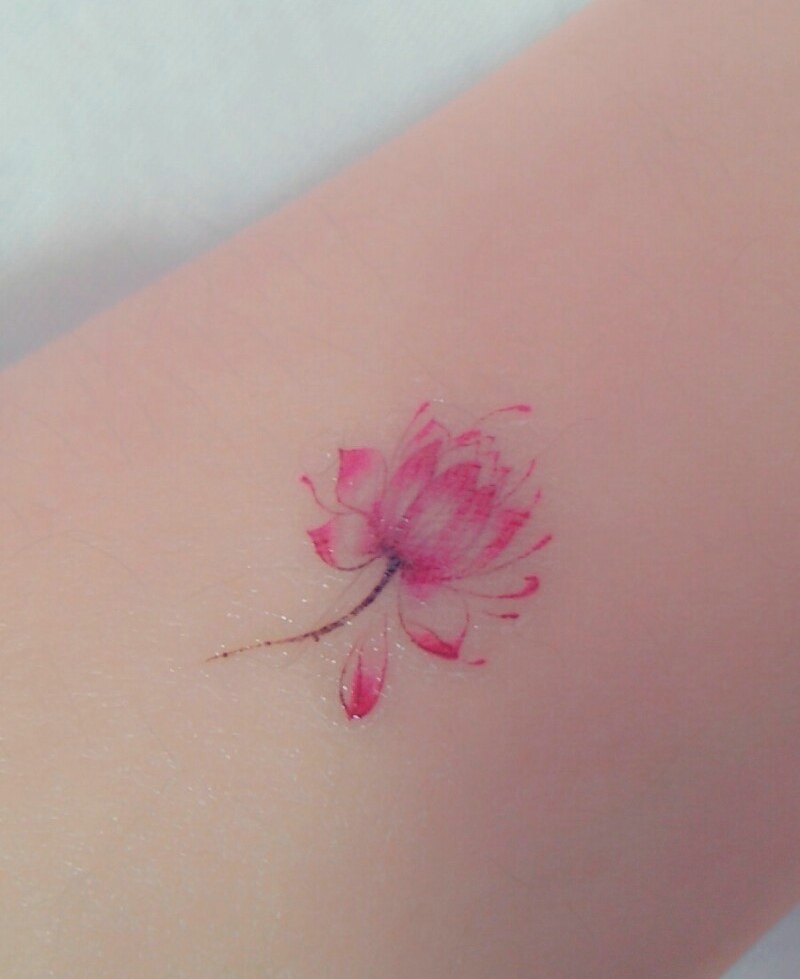 点击大图看下一张：小清新花朵纹身图片让你更加美丽(1/1)
