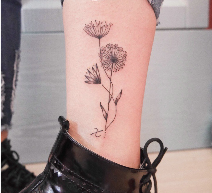 点击大图看下一张：小腿黑白花朵纹身图片很唯美(1/1)
