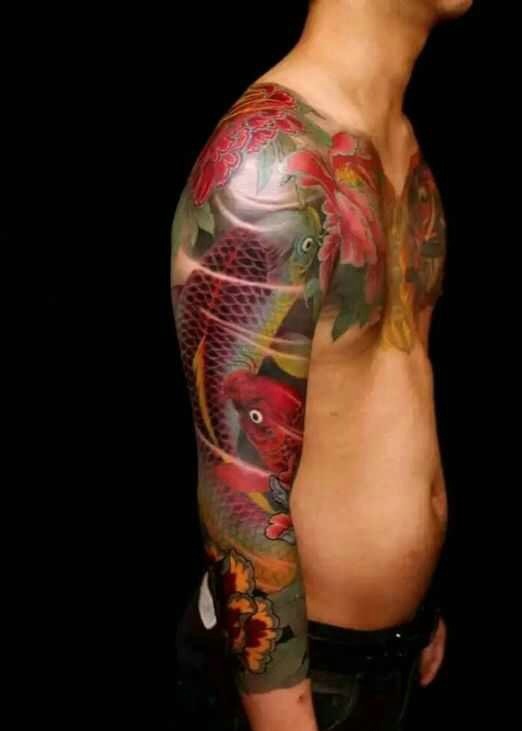 点击大图看下一张：艳丽无比的手臂红鲤鱼纹身图片(1/1)