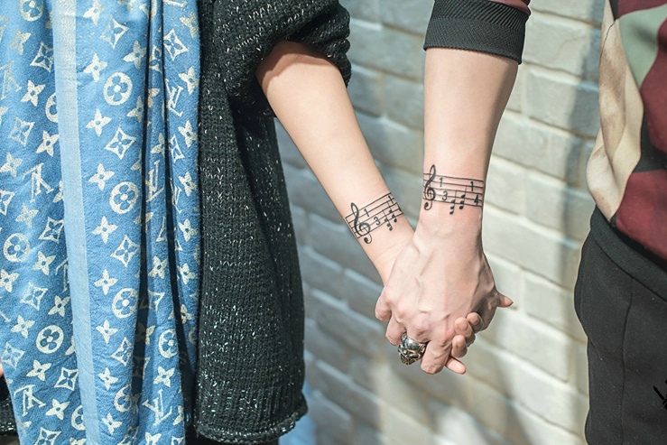 点击大图看下一张：热爱音乐的情侣手臂音乐符纹身图片(1/1)