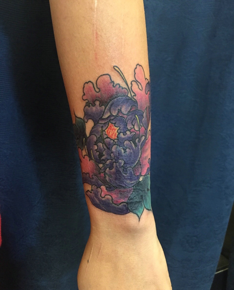点击大图看下一张：手臂上紫色牡丹花绽放刺青(2/2)