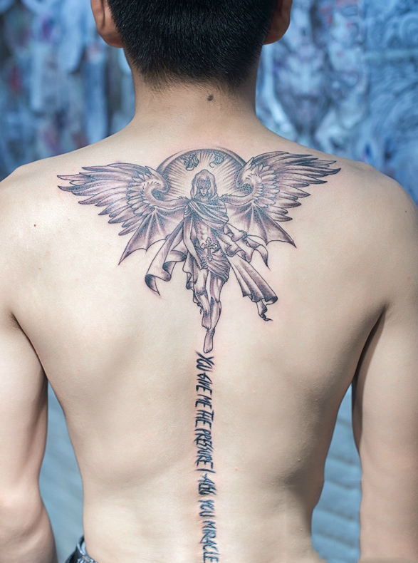 点击大图看下一张：带着天使的羽翼降临人间的纹身(1/1)