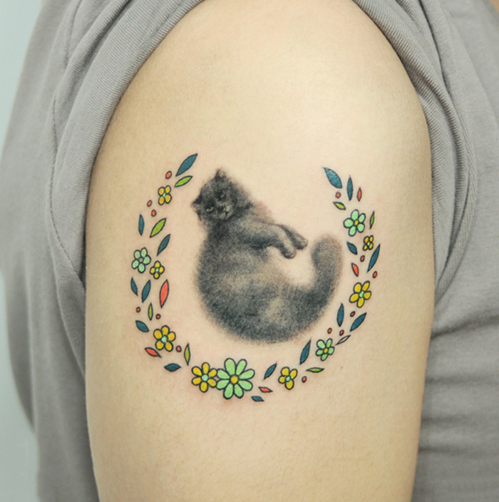 点击大图看下一张：被万花包围的灰色猫咪纹身(1/1)