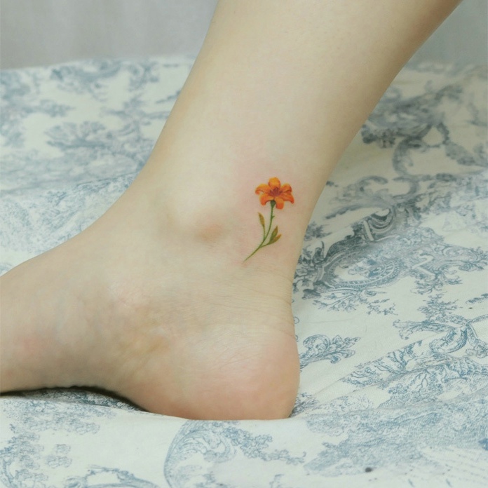 点击大图看下一张：脚背上鲜美亮丽的花朵图案刺青(1/3)