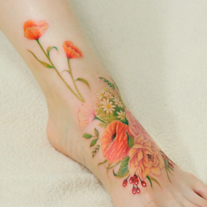 点击大图看下一张：脚背上鲜美亮丽的花朵图案刺青(2/3)