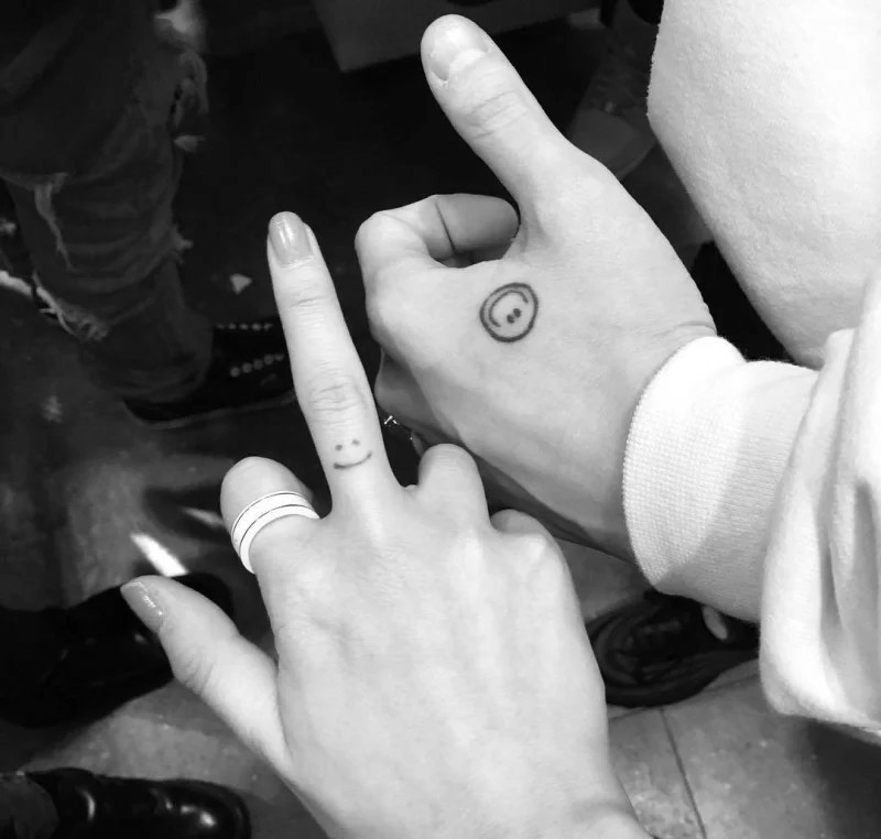 点击大图看下一张：情侣手指之间的笑容刺青(1/1)