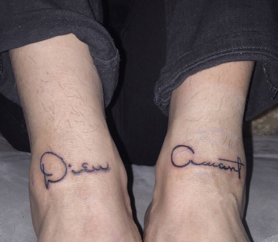 点击大图看下一张：双脚上的个性英文刺青(1/1)