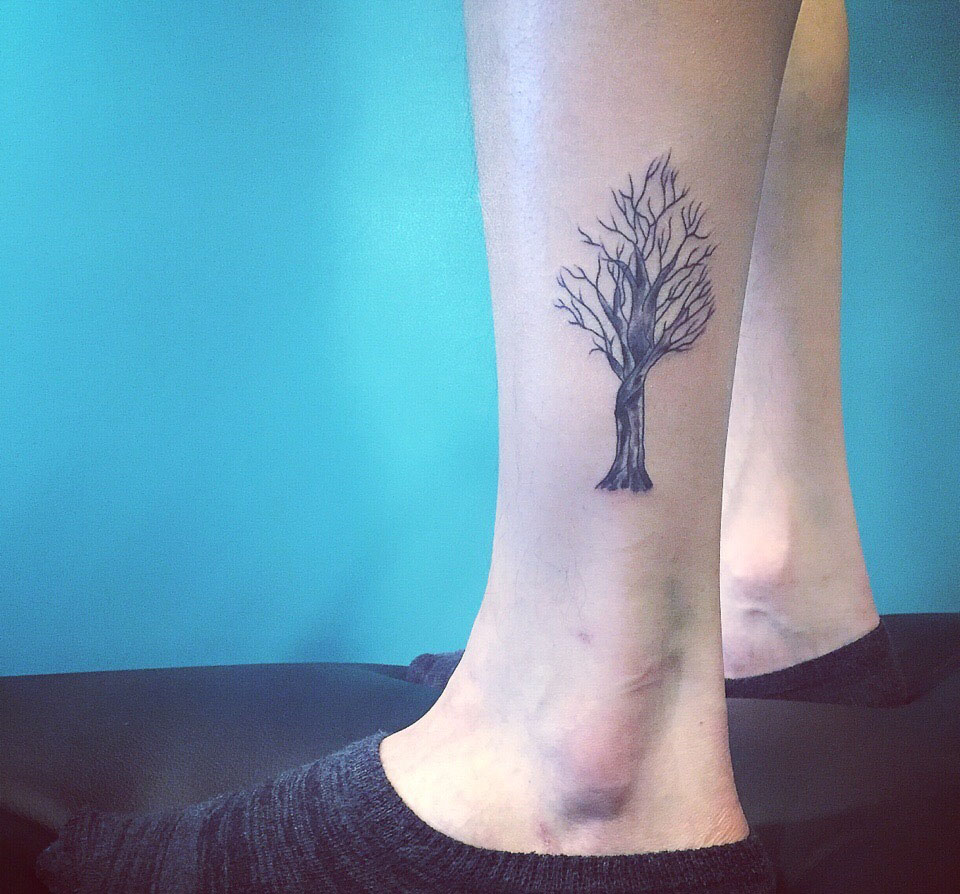 点击大图看下一张：脚上茂盛开枝大树的个性纹身(1/1)