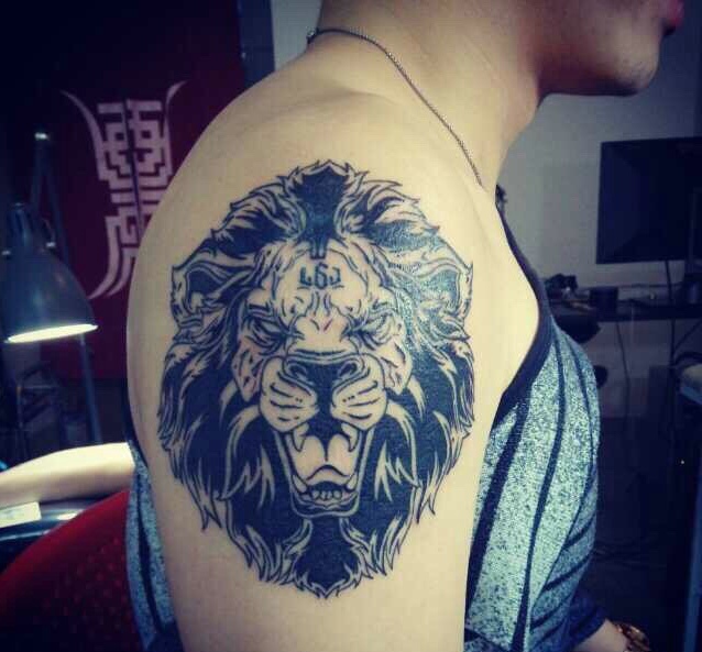 点击大图看下一张：大臂个性十足的狮子头纹身图片(2/2)