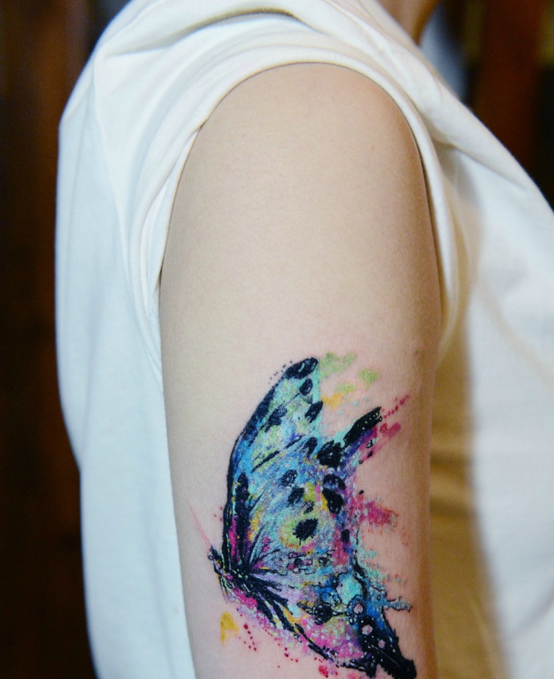点击大图看下一张：翩翩起舞的花色蝴蝶手臂纹身图片(1/1)