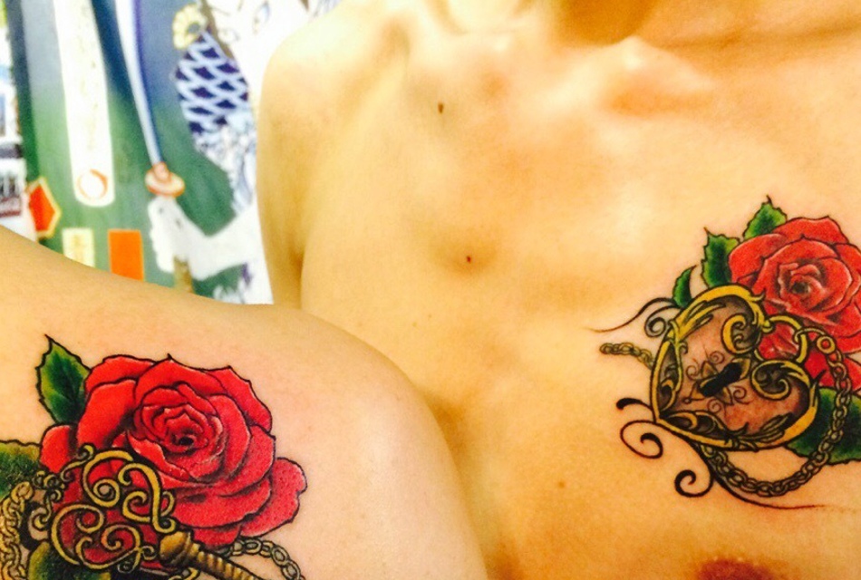 点击大图看下一张：爱心锁与玫瑰花朵结合的情侣纹身图片(1/1)