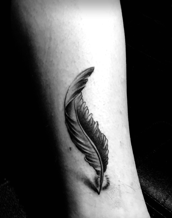 点击大图看下一张：一根羽毛轻轻的落在小腿纹身图片(1/1)