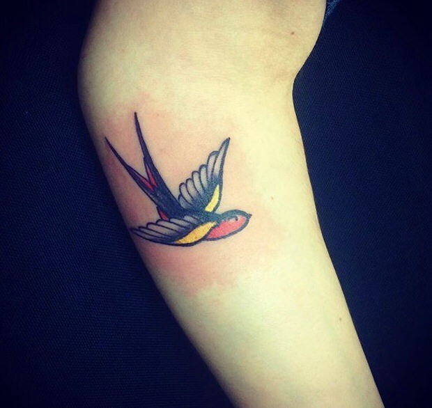 点击大图看下一张：一组美丽可爱动人的小燕子纹身图片(2/6)