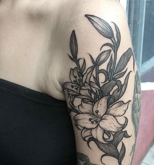 点击大图看下一张:两款风格不一的手臂黑灰图腾纹身图片(1/2)