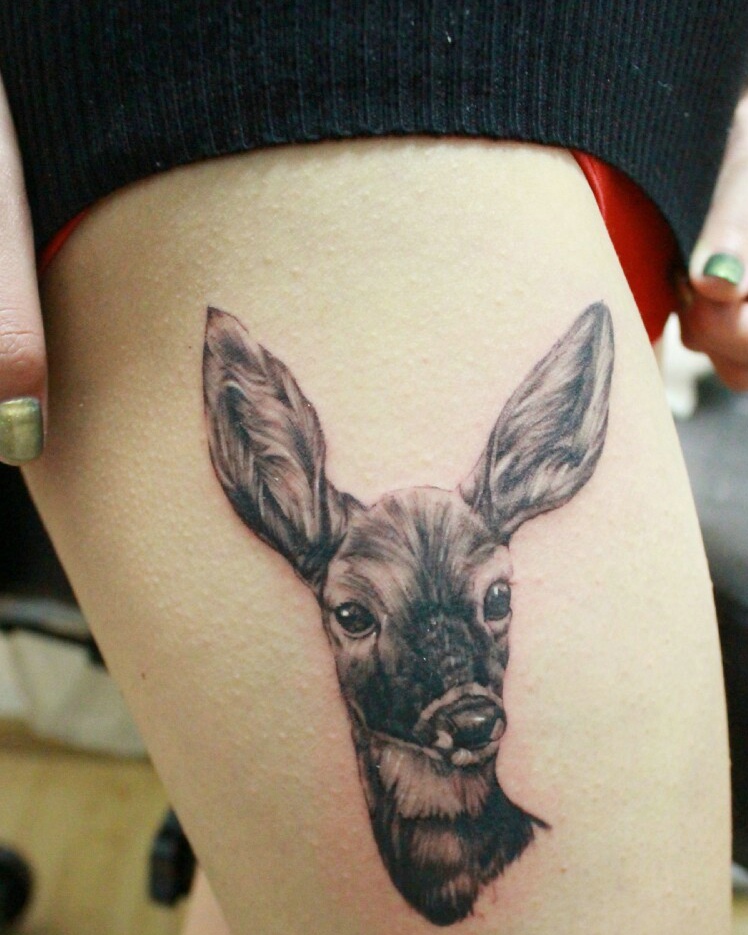 点击大图看下一张：女生大腿可爱的鹿头纹身图片(1/1)