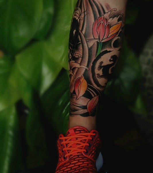 点击大图看下一张：莲花与鲤鱼结合的腿部纹身图片(5/5)