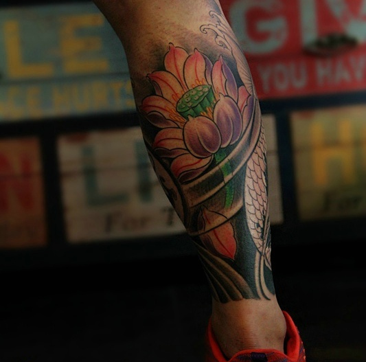 点击大图看下一张：莲花与鲤鱼结合的腿部纹身图片(3/5)