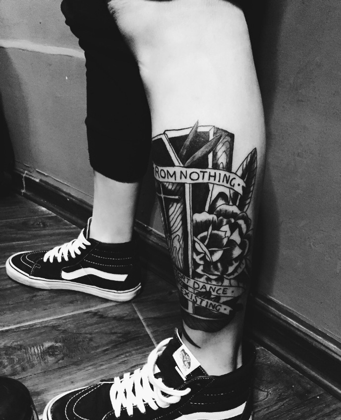 点击大图看下一张：腿部革新经典的黑白图腾纹身图片(1/2)
