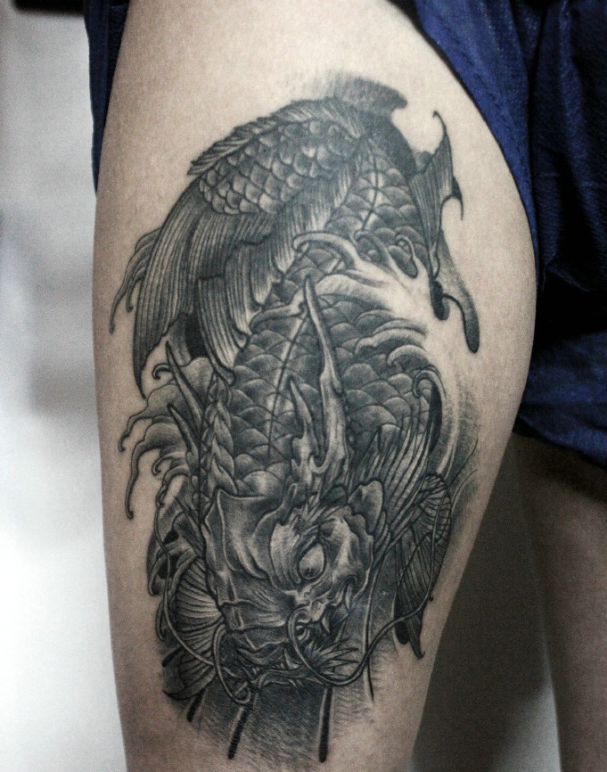 点击大图看下一张:大腿上的黑白鲤鱼纹身图片格外耀眼(1/1)