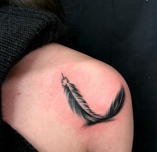 点击大图看下一张：香肩上的一根羽毛纹身图片很独特(1/1)