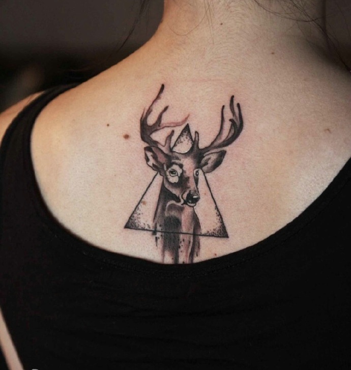 点击大图看下一张：女士后背小鹿头像纹身图片可爱极了(1/1)