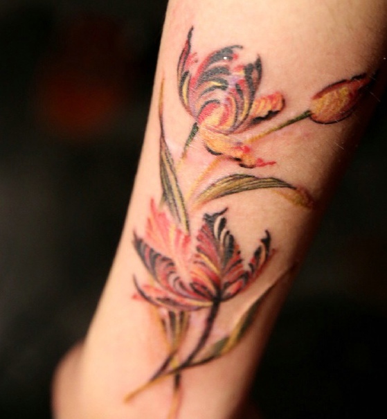 点击大图看下一张：精美漂亮的手臂花朵纹身图片(1/2)