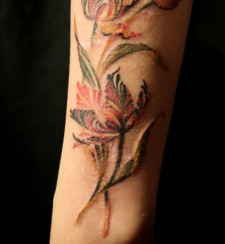 点击大图看下一张：精美漂亮的手臂花朵纹身图片(2/2)