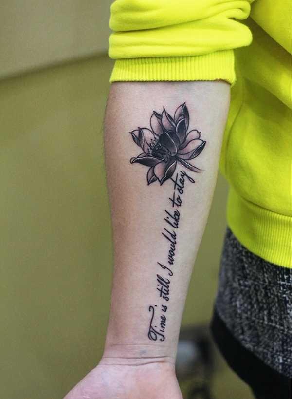 点击大图看下一张：莲花与英文结合的手臂纹身图片(1/1)