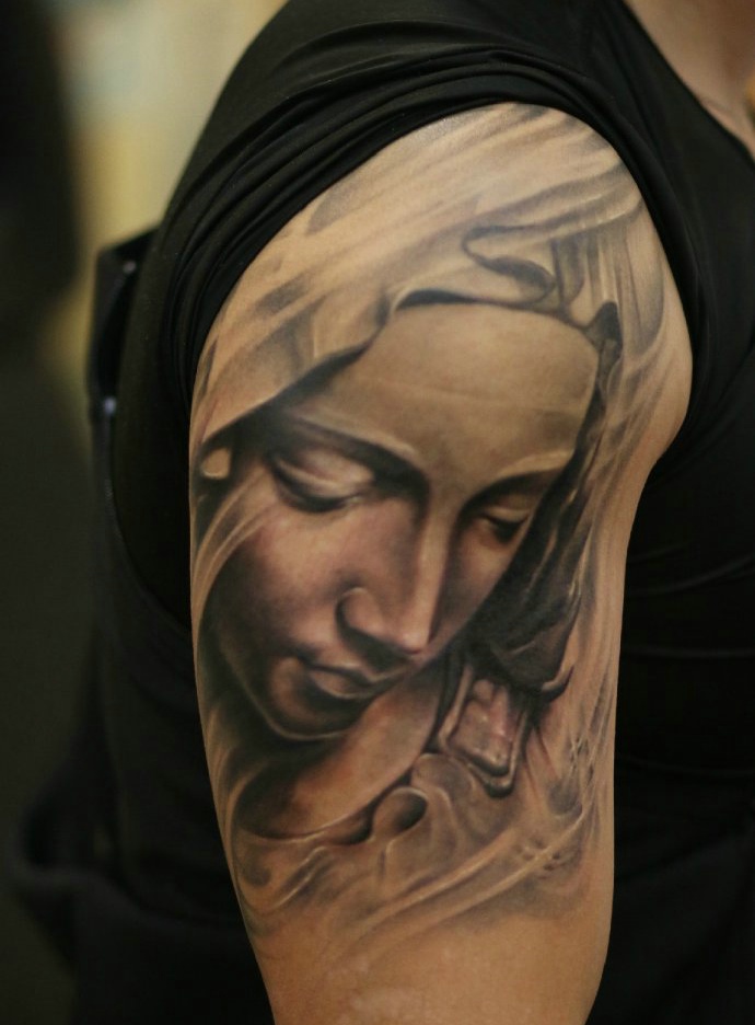 点击大图看下一张：大臂黑白女神肖像一枚纹身图片(1/1)