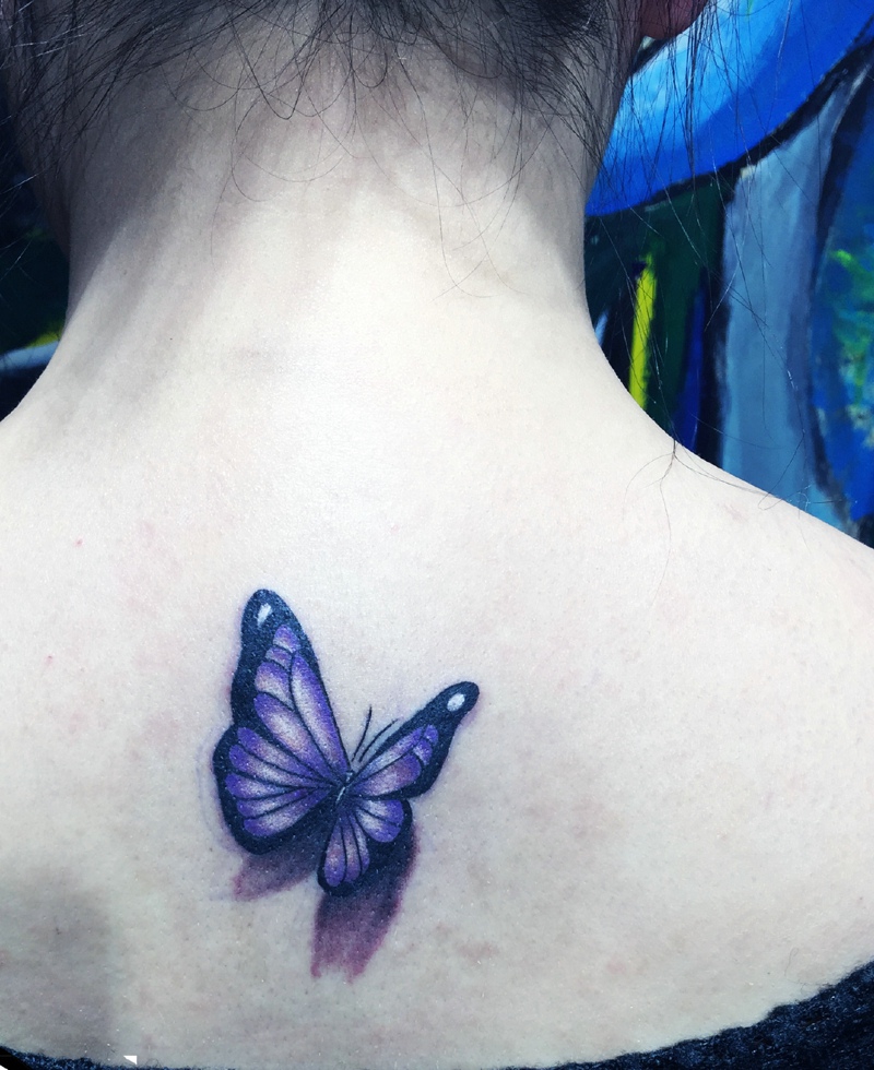 点击大图看下一张：停留在皙白肌肤上的3d蓝蝴蝶纹身图片(1/1)