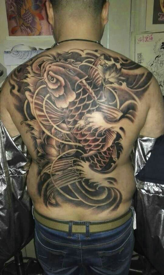 点击大图看下一张:满背炯炯有神的大鲤鱼纹身图案(1/1)