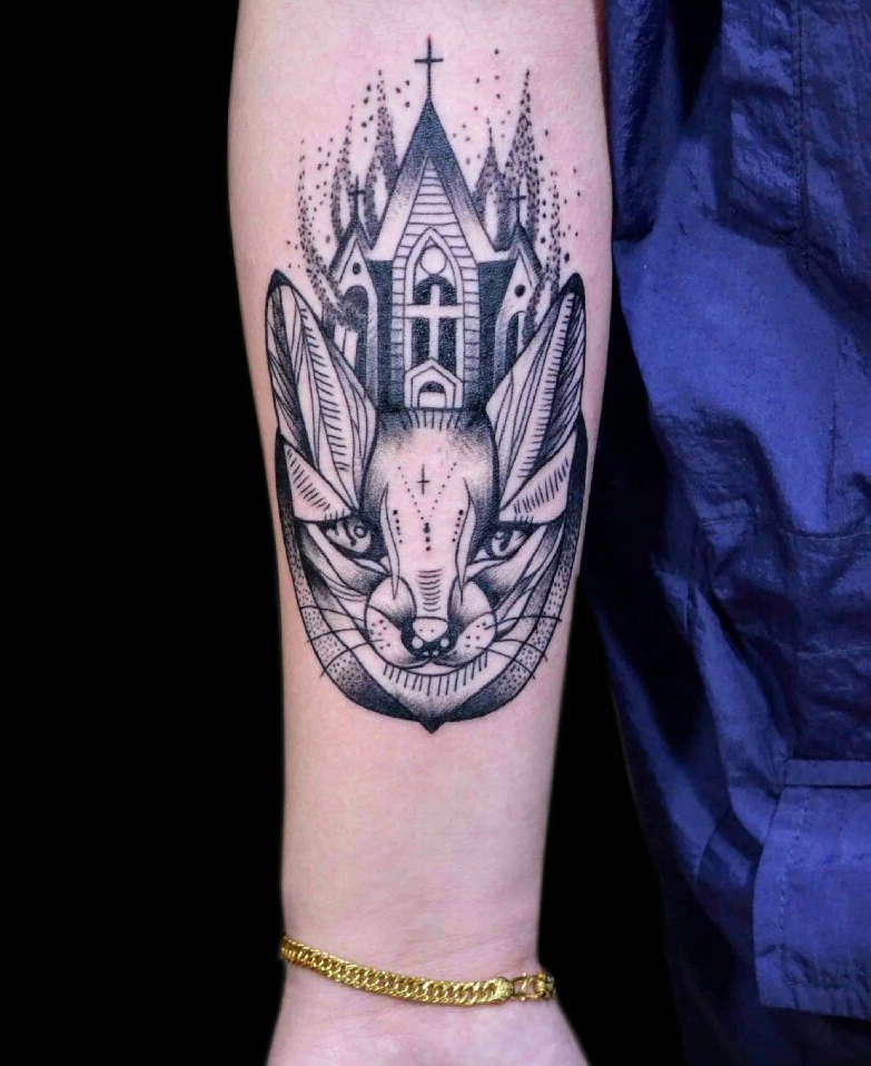 点击大图看下一张：城堡与猫头结合的创意手臂纹身图片(1/1)