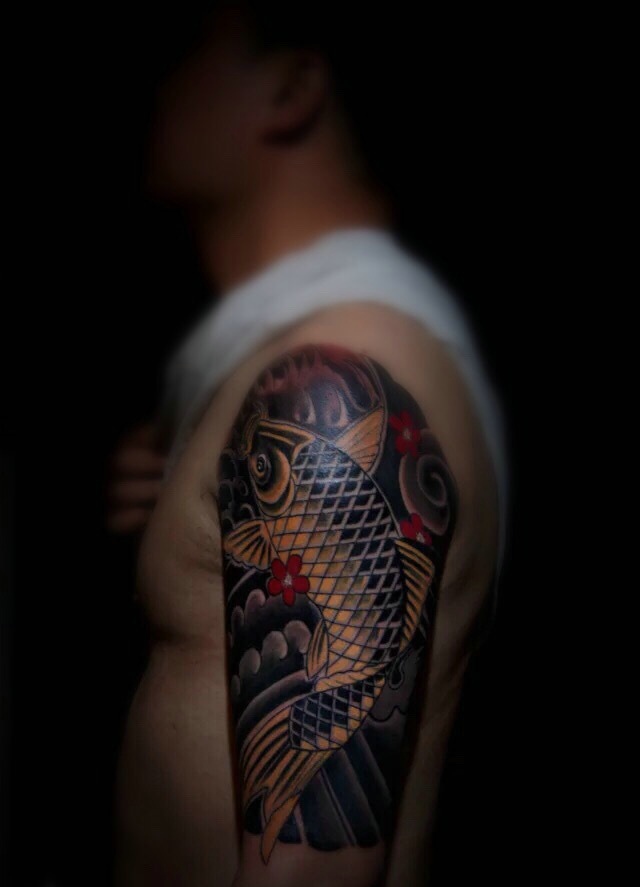 点击大图看下一张:大臂鲤鱼纹身图片男人味十足(1/1)