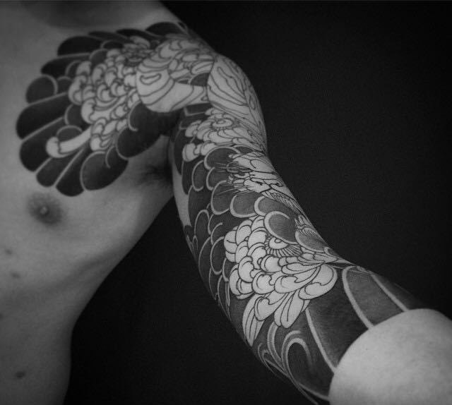 点击大图看下一张：帅气天真的黑白半甲花朵纹身图片(1/1)