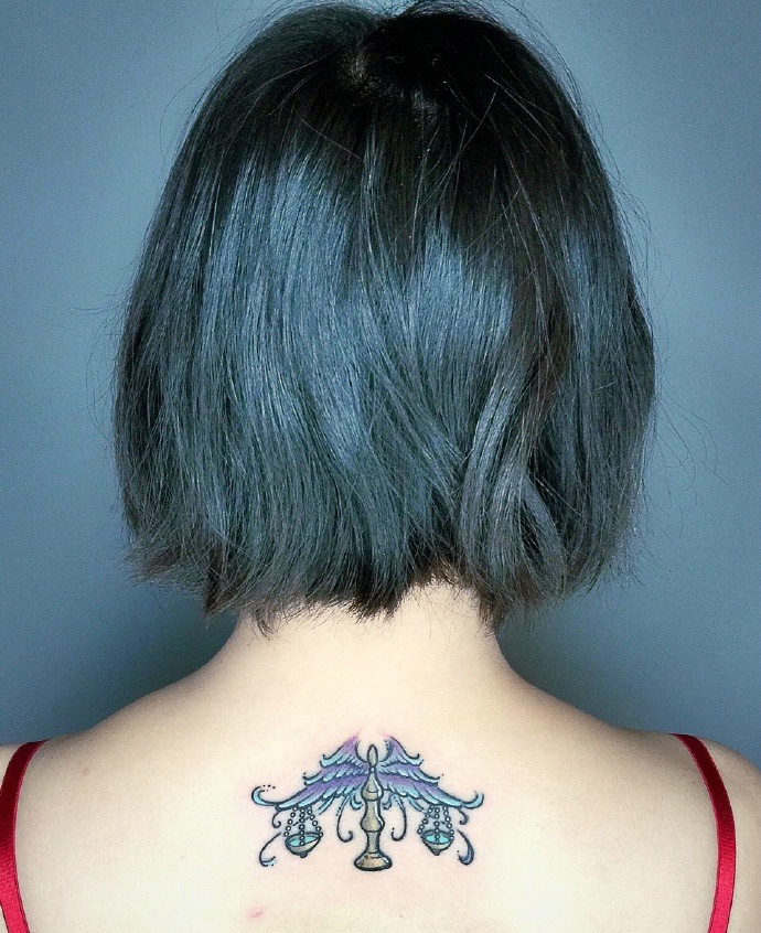 点击大图看下一张：短发女生后背天枰纹身图片(1/1)