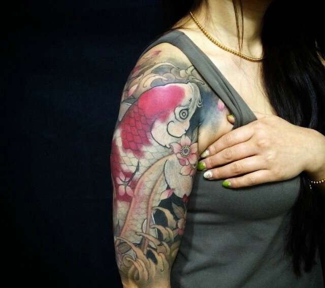 点击大图看下一张：勇敢气势美女花臂红鲤鱼纹身图片(1/1)