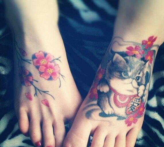 点击大图看下一张：樱花与招财猫的脚背纹身图片(1/1)