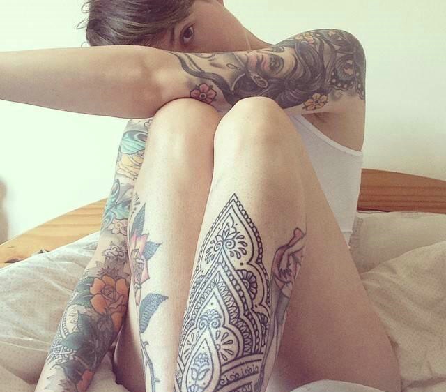 点击大图看下一张：野蛮女生的花臂与花腿个性纹身图片(1/1)