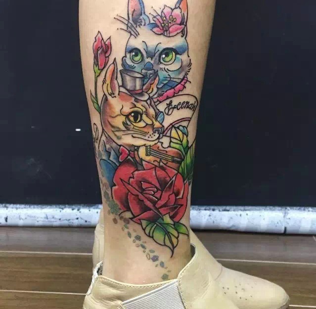 点击大图看下一张：两只小花猫与玫瑰结合的腿部纹身图片(1/1)