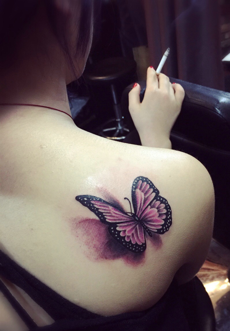 点击大图看下一张：停留在美女香肩上的3d蝴蝶纹身图片(1/1)