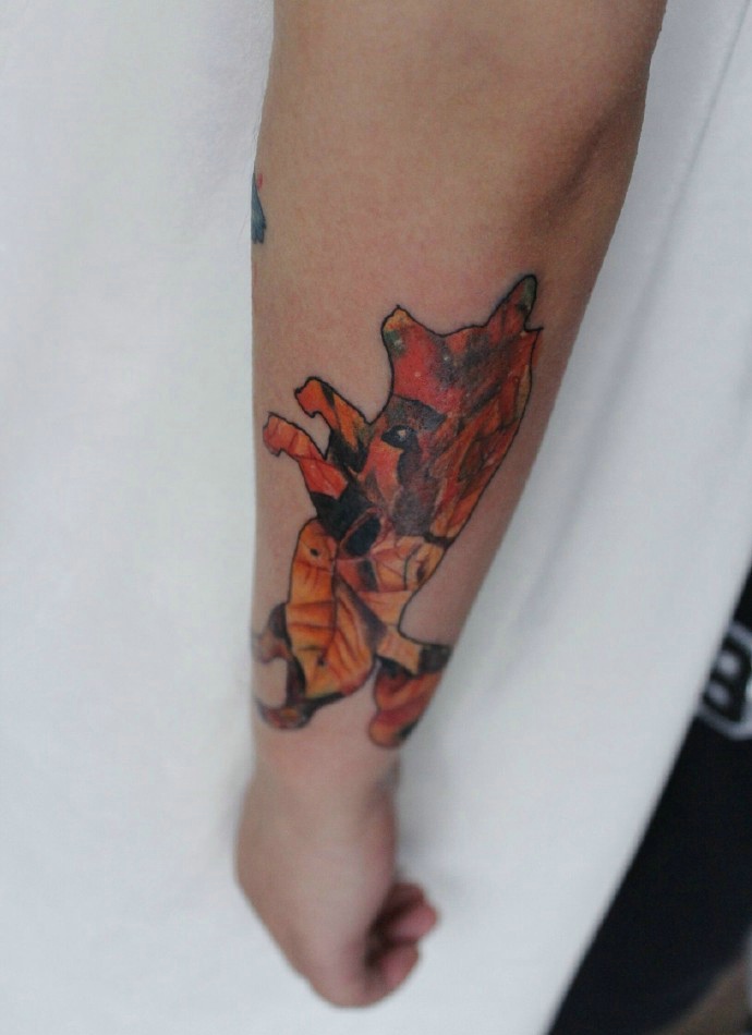 点击大图看下一张：手臂树叶树立成狐狸纹身图片很个性(2/2)