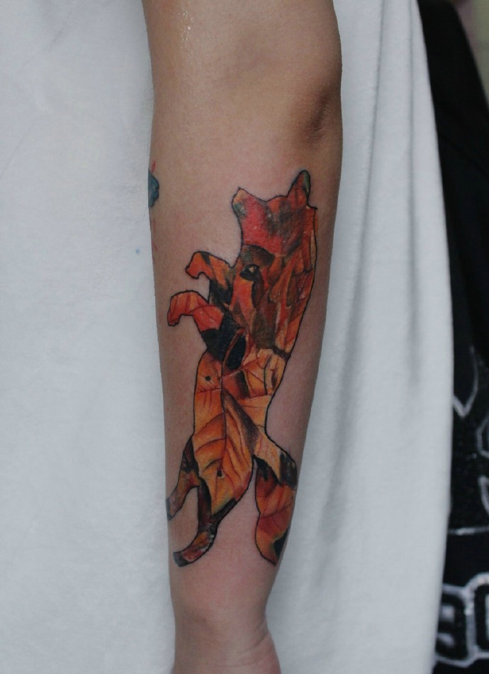点击大图看下一张：手臂树叶树立成狐狸纹身图片很个性(1/2)