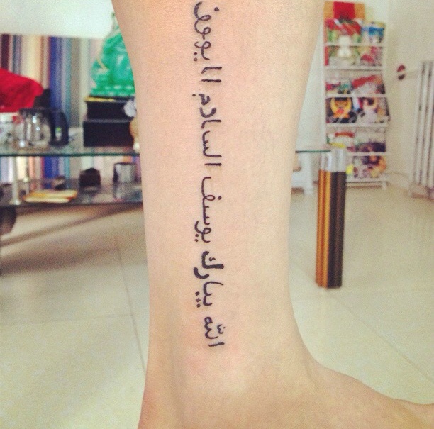 点击大图看下一张：小腿部的个性阿拉伯数字纹身图片(1/1)