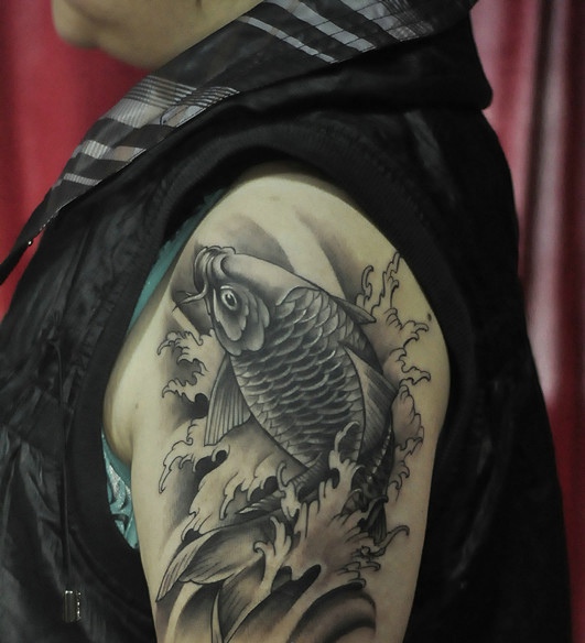 点击大图看下一张：青春活力的大臂黑白小鲤鱼纹身图片(1/1)