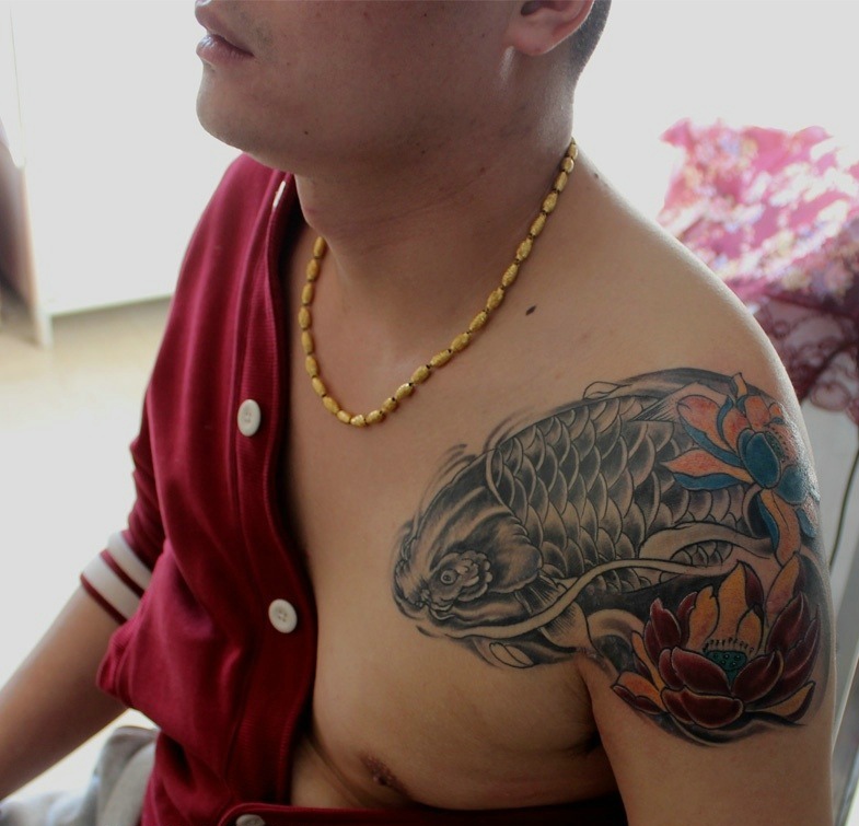 点击大图看下一张：土豪男士大臂富贵鲤鱼纹身图片(1/2)