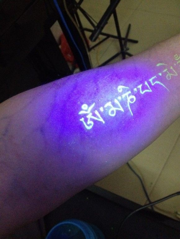 点击大图看下一张：时尚个性的手臂荧光梵文纹身图片(1/1)